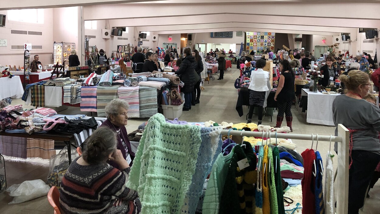 Le bazar du Cercle de Fermières de Rouyn-Noranda attire des dizaines d'artisans exposants.