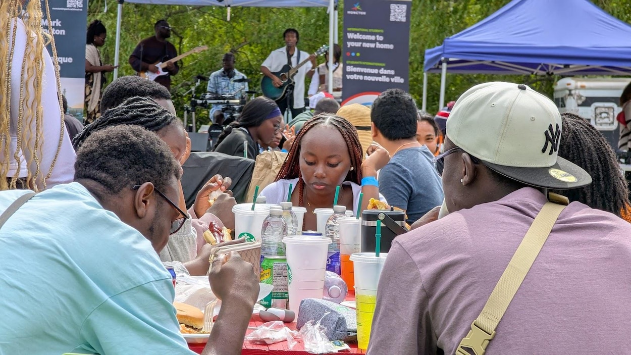 Un BBQ pour favoriser la rétention d’étudiants internationaux à Moncton