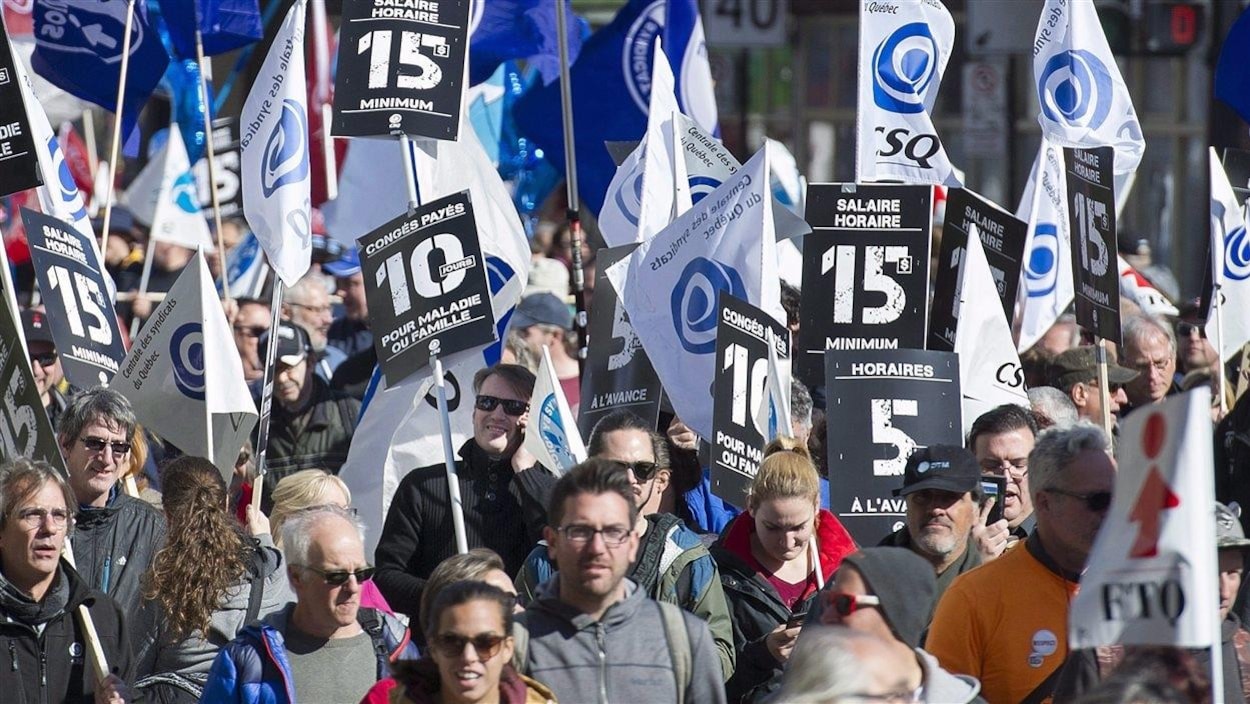 Manifestation pour un salaire minimum à 15 $ à Montréal, le 15 octobre 2016. Manifestation pour un salaire minimum à 15 $ à Montréal, le 15 octobre 2016.