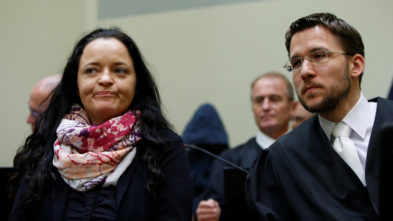 Beate Zschäpe et son avocat sont assis dans une salle de tribunal. Beate Zschäpe et son avocat sont assis dans une salle de tribunal.