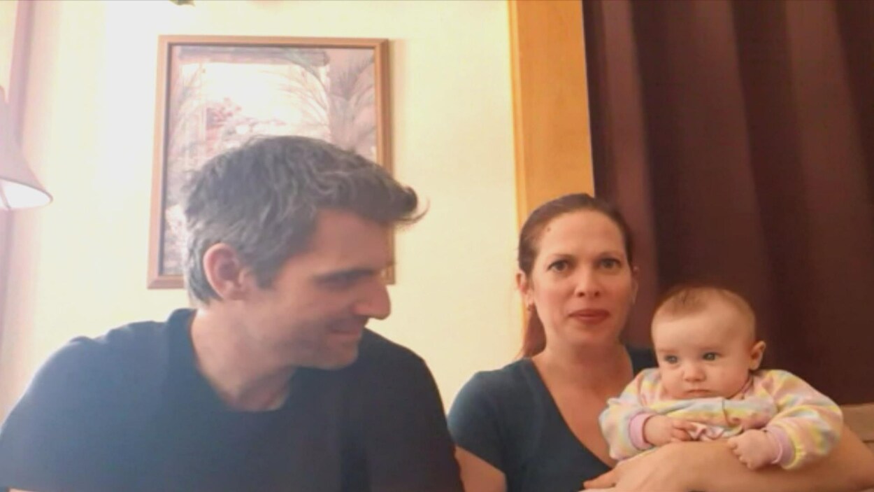 Daniel Grenier, Marie Perron et leur petite Florence, 4 mois, lors d'une entrevue sur Skype.