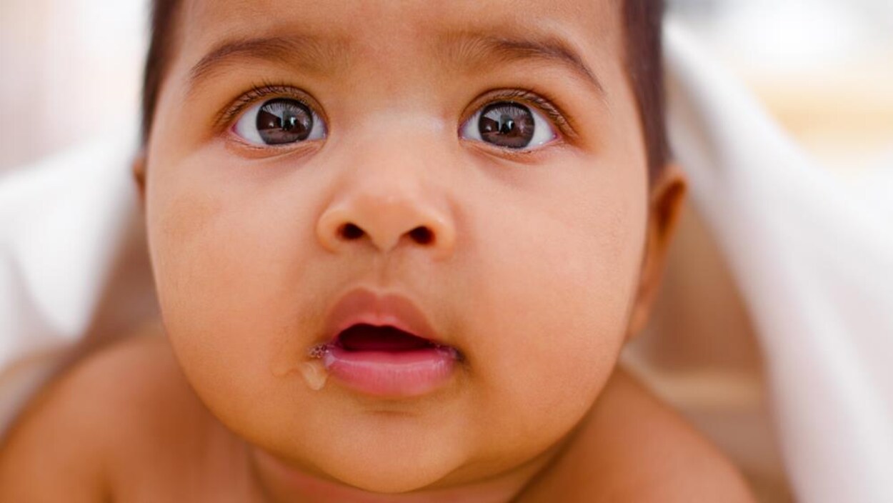 Le beau visage d'un bébé.