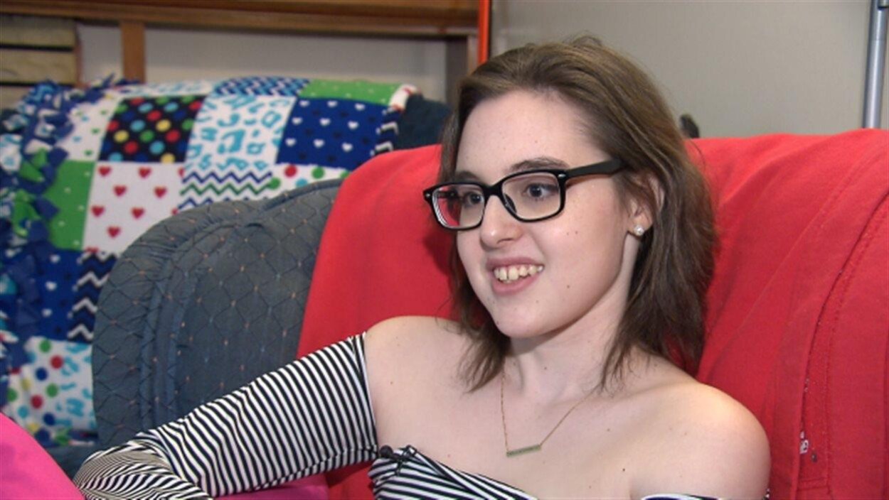 Image de Rebecca assise dans un fauteuil. Image de Rebecca assise dans un fauteuil.