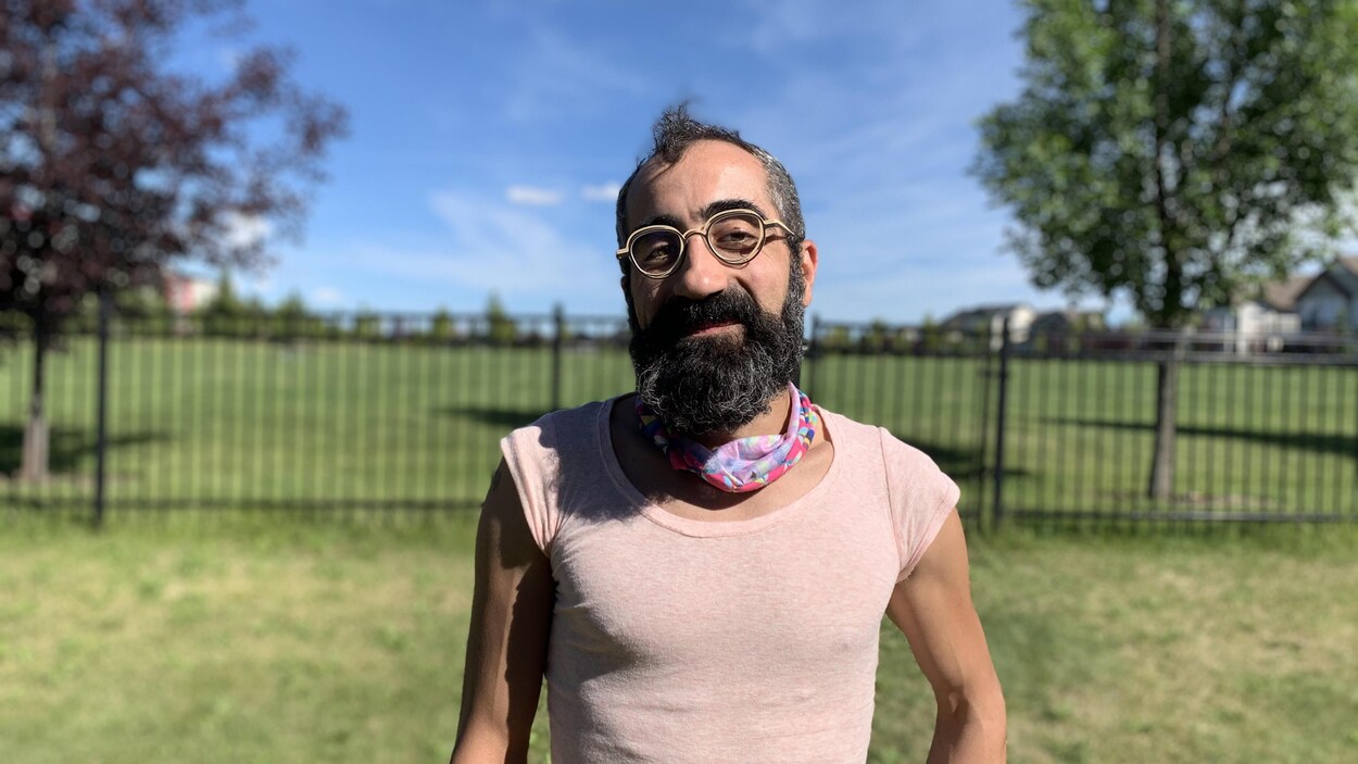 Behdad Esfahbod pose dehors, chez lui.