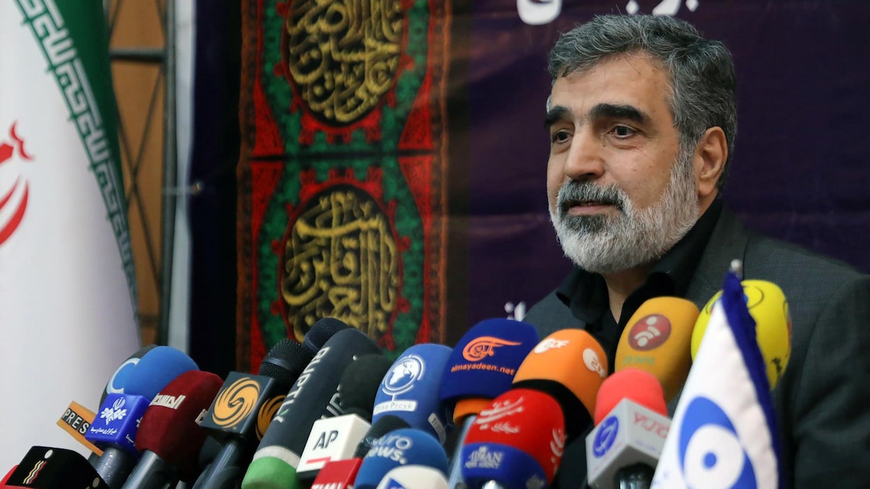 Behrouz Kamalvandi parle devant une armée de micros