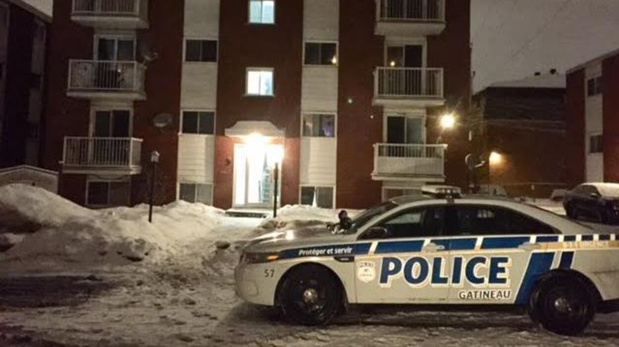 Une voiture de la police de Gatineau devant un immeuble à logements Une voiture de la police de Gatineau devant un immeuble à logements