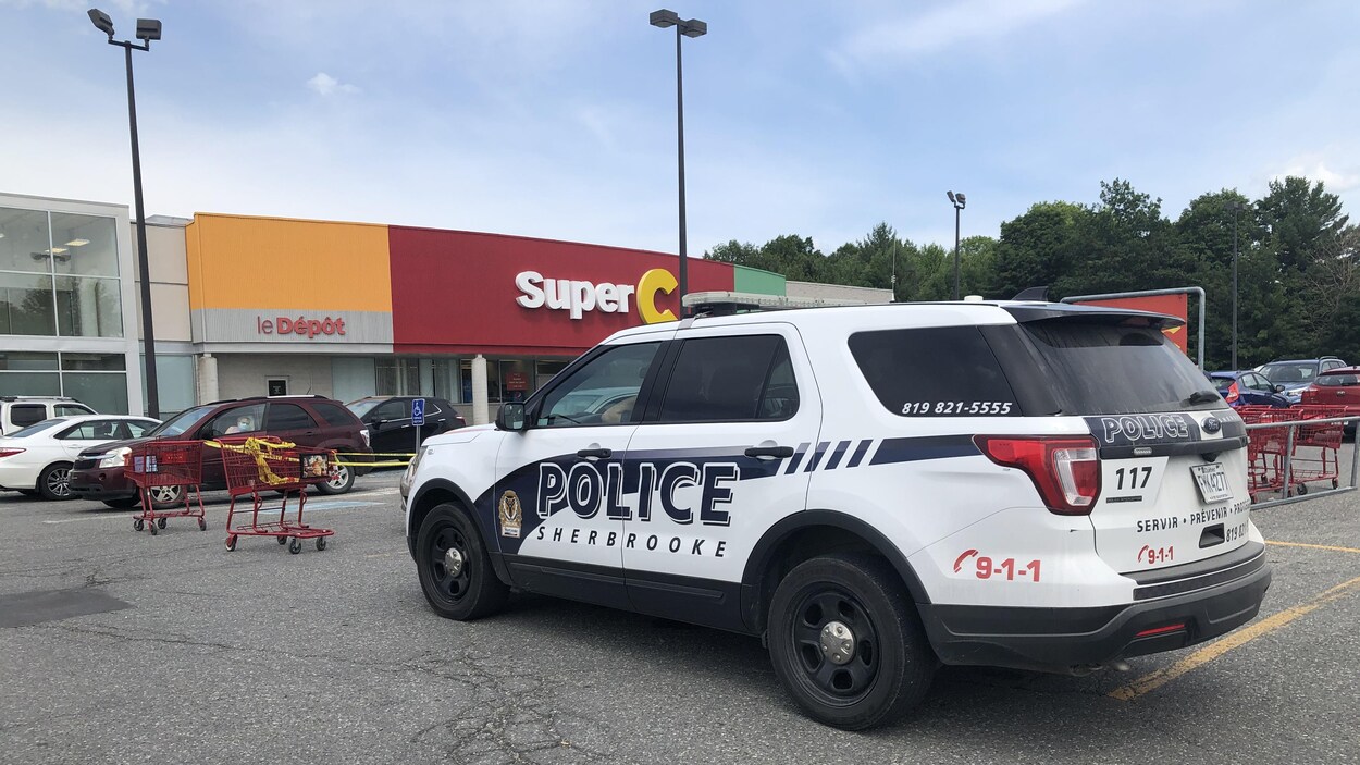 Une voiture de police est stationnée devant le Super C.