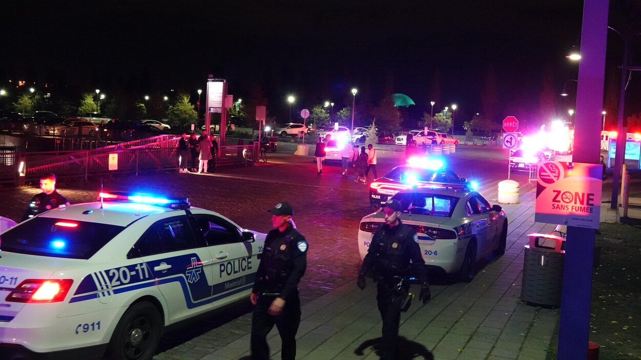 Deux policiers et des auto-patrouilles.