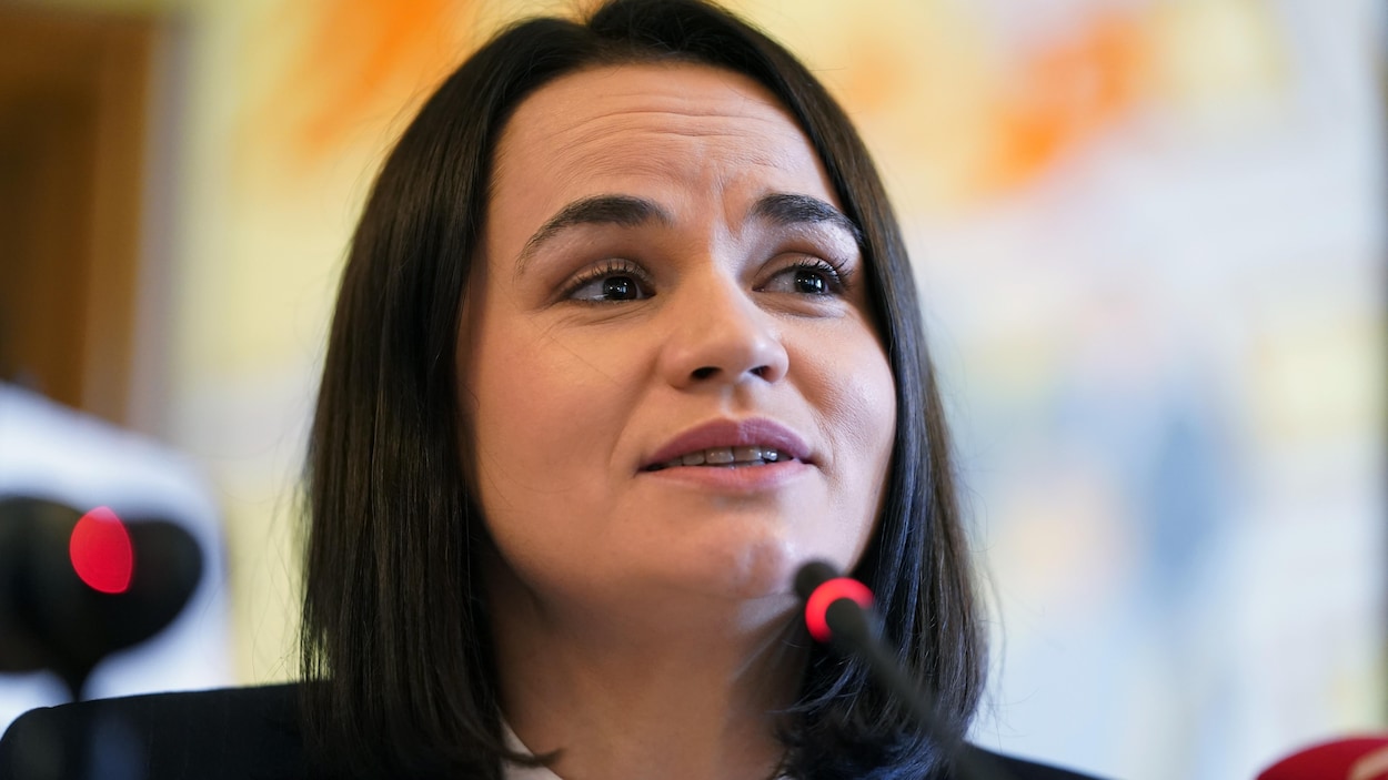 Une femme esquisse un sourire.