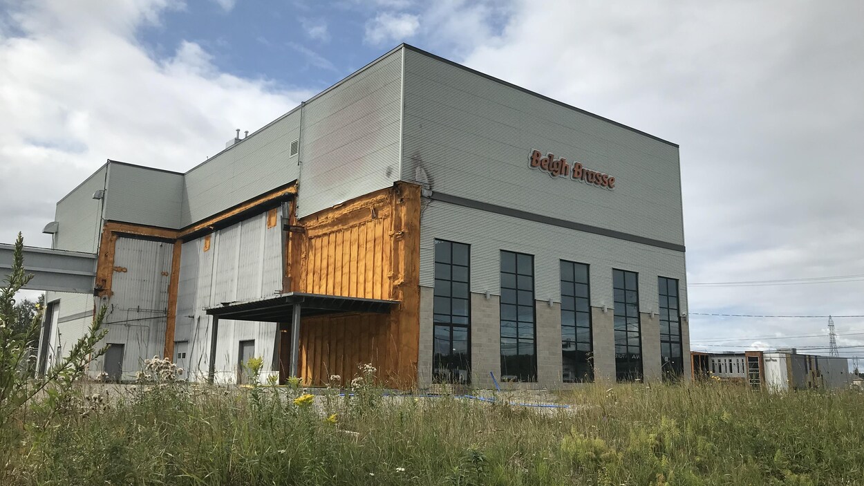 Un bâtiment au logo de Belgh Brasse montre encore des signes d'incendie.