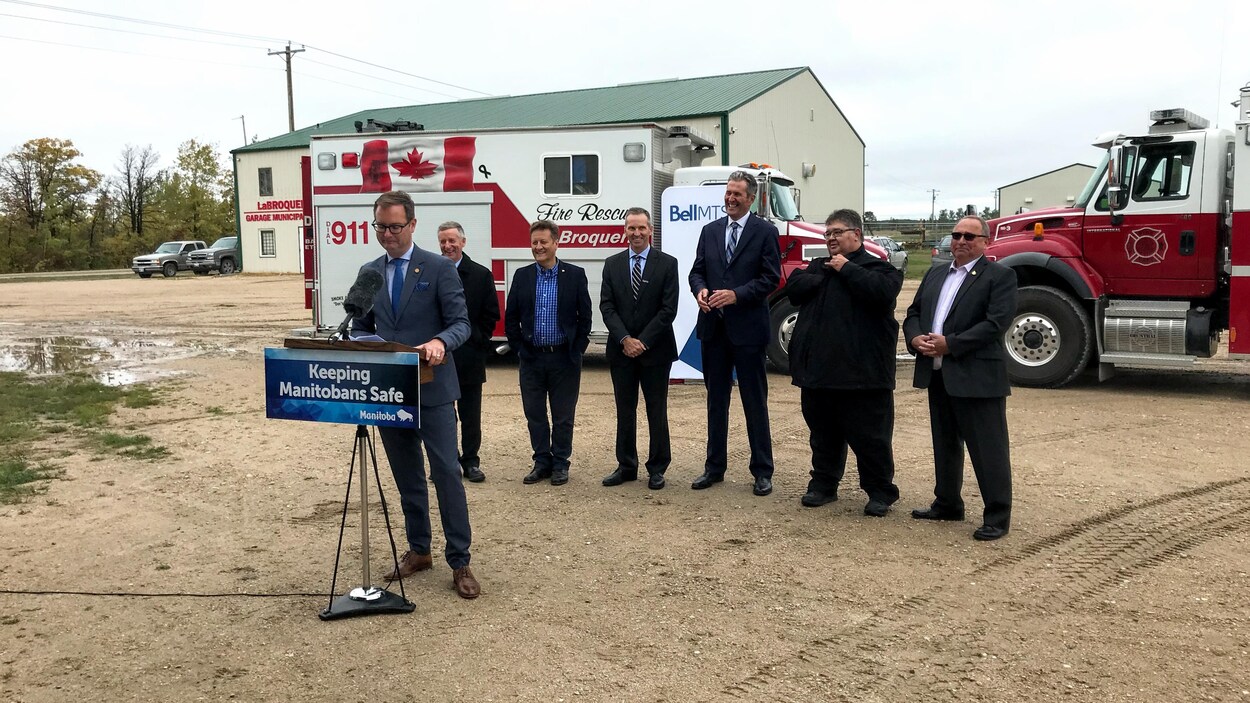 Chris Goertzen de l'Association des municipalités du Manitoba prend la parole à l'extérieur de la caserne des pompiers de La Broquerie.