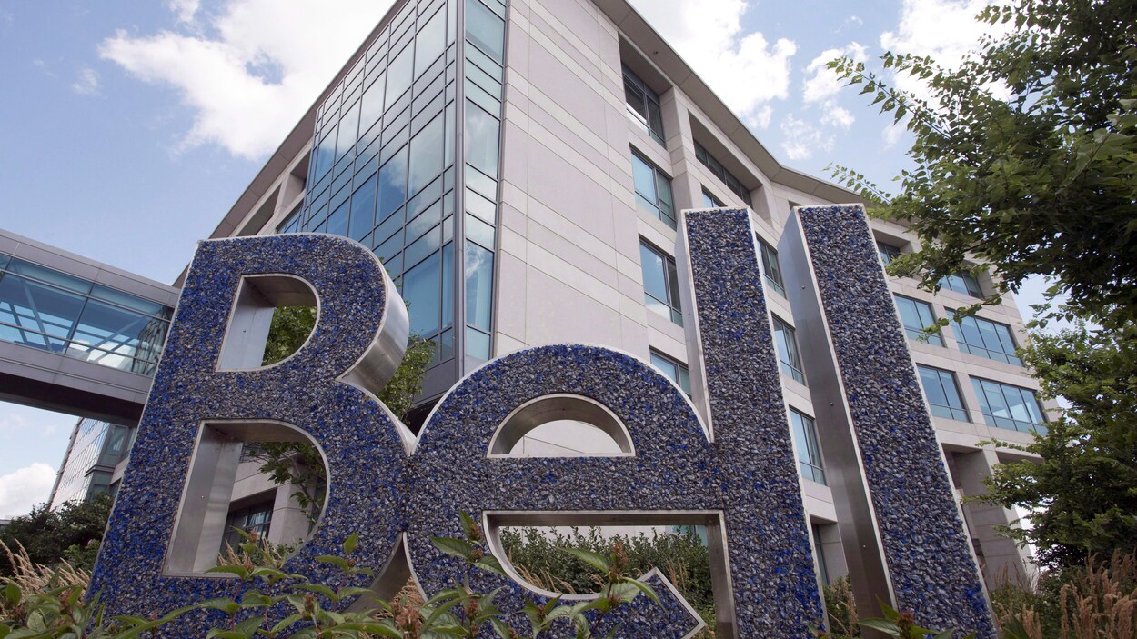 Le logo de Bell devant un bâtiment