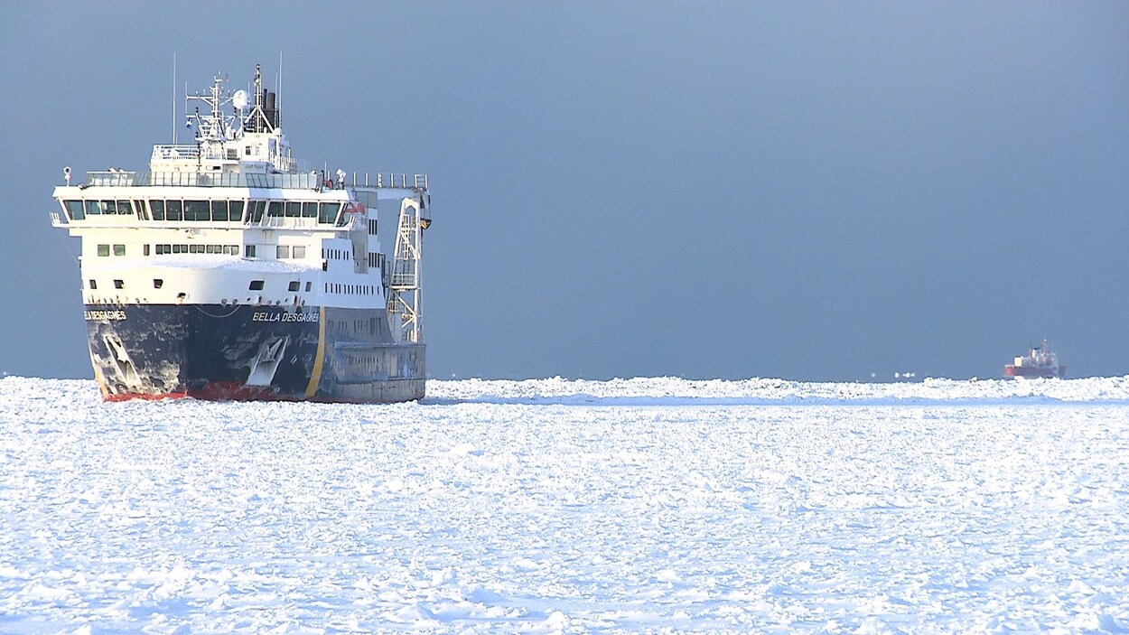 Le Bella Desgagnés navigue dans la glace.