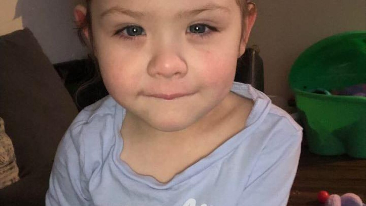 Plan serré du visage de Bella.