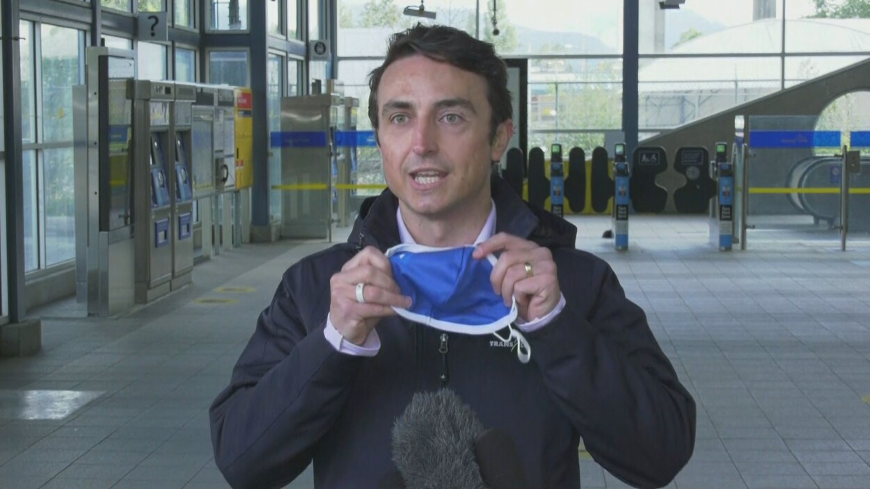 Le porte-parole de TransLink montre un masque de tissu pouvant couvrir le nez et la bouche.