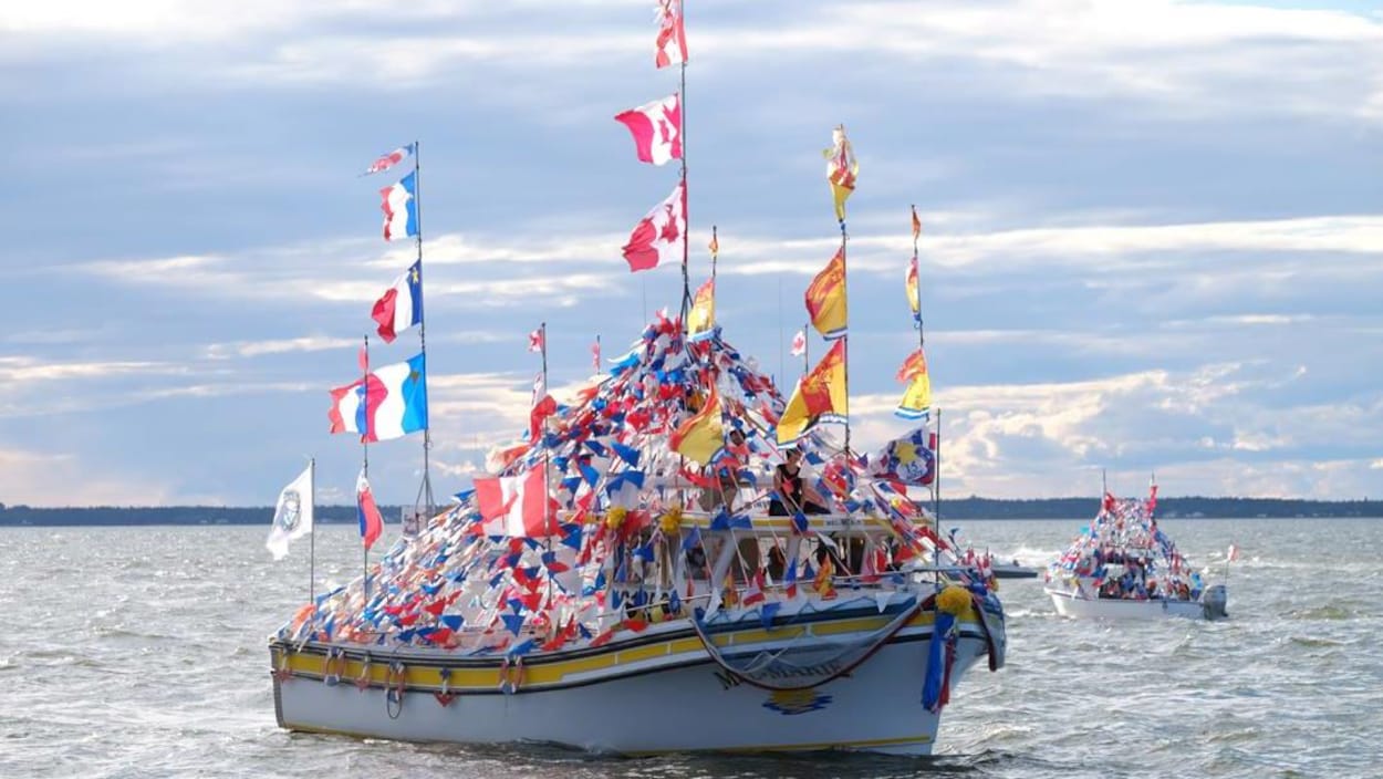 Un bateau décoré de drapeaux.