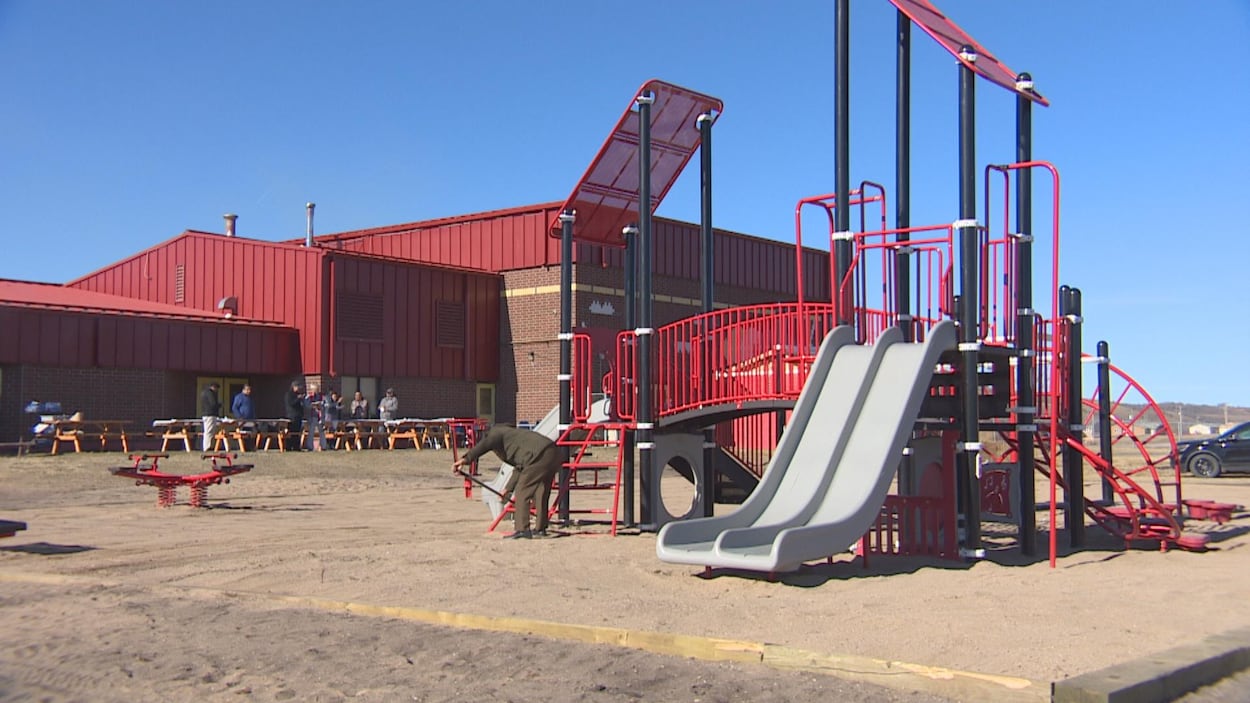 La structure est rouge, tout comme le toit de l'école de la Première nation Standing Buffalo.