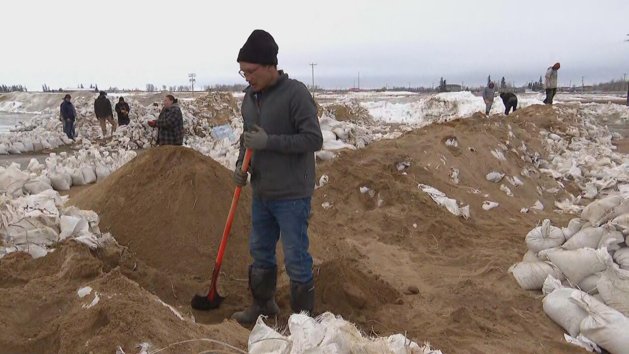 Des milliers de sacs de sable à la Première Nation de Peguis