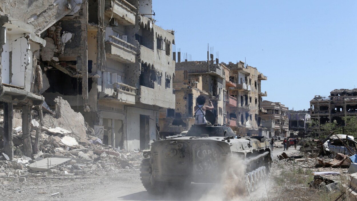 Un tank des forces de l'Armée nationale libyenne à Benghazi