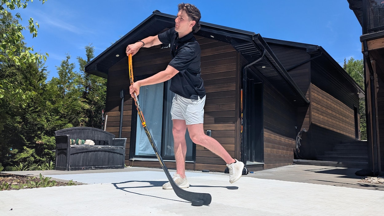 À 19 ans, il lance sa propre marque de bâtons de hockey