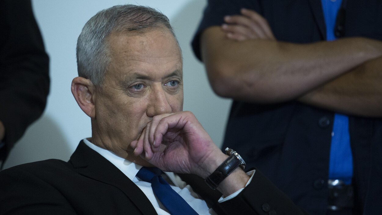 Benny Gantz est assis, l'air songeur.