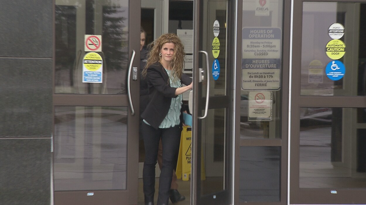 Martine Benoît sortant du palais de justice de Moncton