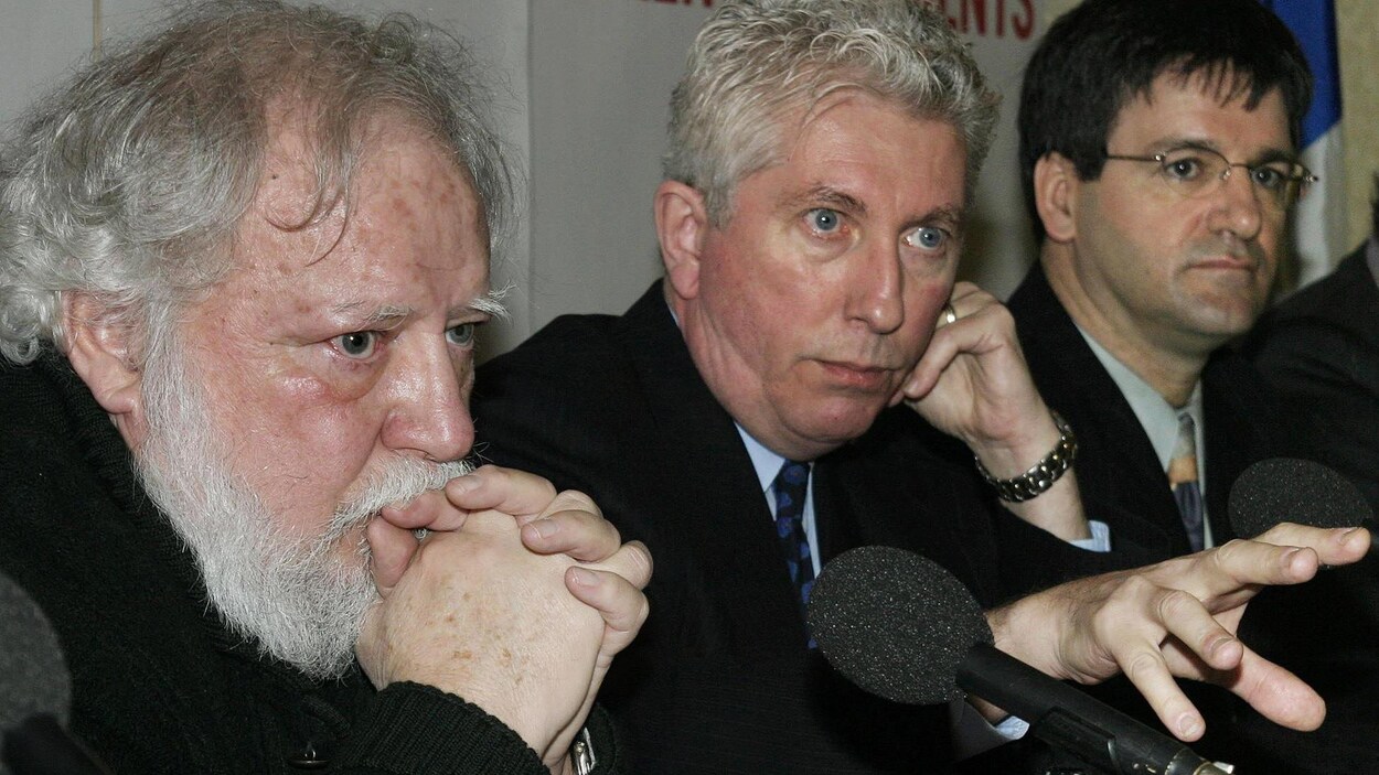 Les trois hommes en conférence de presse.