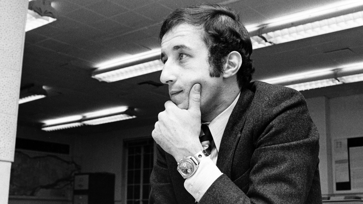 Bernard Derome, à son bureau, l'air pensif.