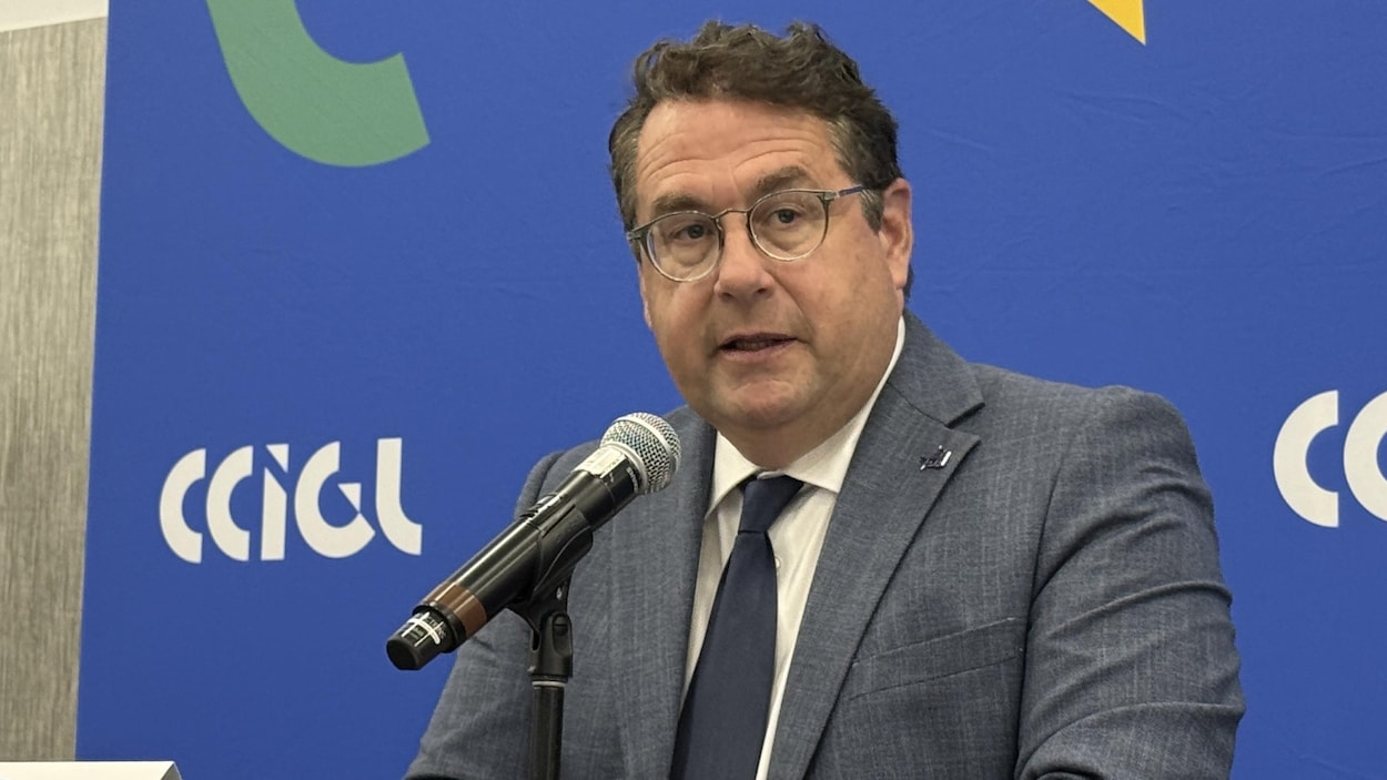 Bernard Drainville ciblé par ses adversaires lors d’un débat à Lévis