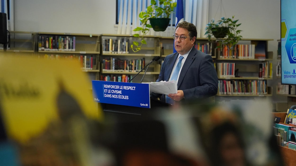 Le ministre Drainville interdit le cellulaire et instaure le « vous » dans les écoles