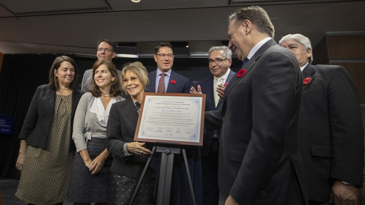 Photo où l'on voit la veuve de l’ancien premier ministre, Chantal Renaud-Landry, et ses enfants, Pascale, Julie-Anne et Philippe Landry. Aussi sur la photo, Éric Martel, PDG d'Hydro-Québec, le premier ministre François Legault, Abel Bosum, grand chef de la Nation Crie et l’ancien chef cri Ted Moses.