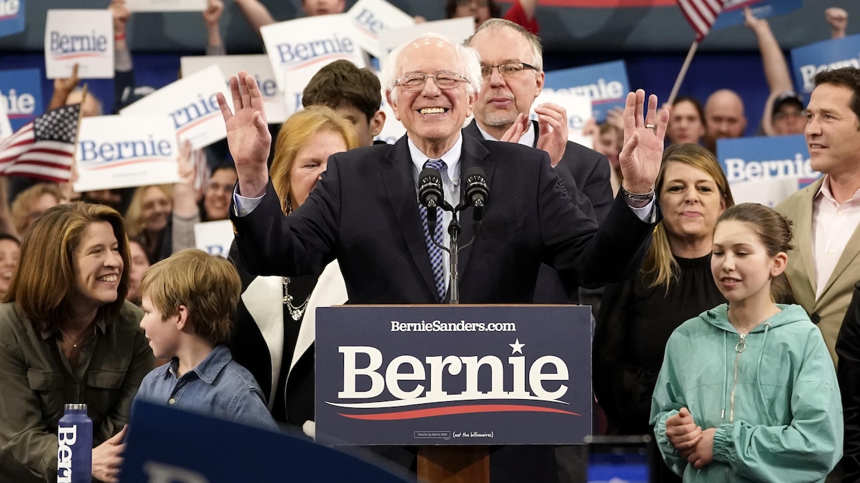 Bernie Sanders sourit devant ses militants.