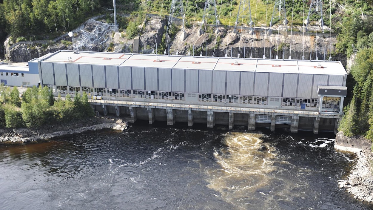La centrale hydroélectrique de Bersimis-2 vue en plongée.