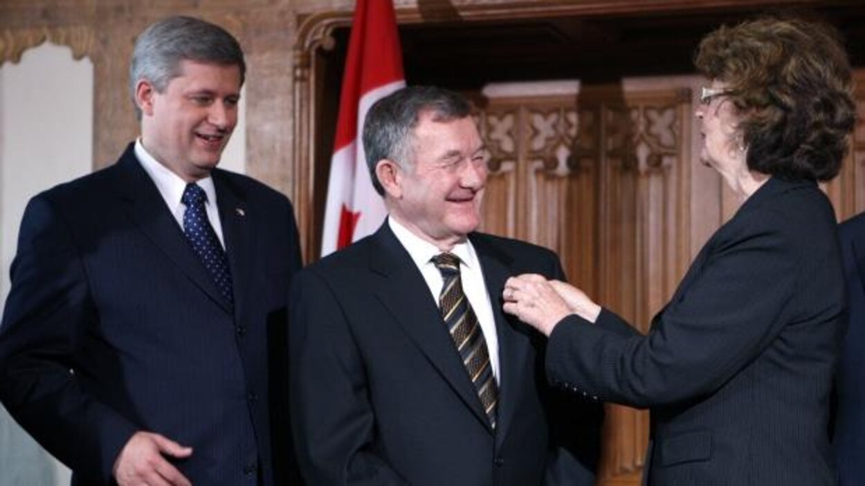 La sénatrice Marjory LeBreton remet l'épingle du Sénat à Bert Brown, en présence de Stephen Harper, le premier ministre de l'époque. La sénatrice Marjory LeBreton remet l'épingle du Sénat à Bert Brown, en présence de Stephen Harper, le premier ministre de l'époque.