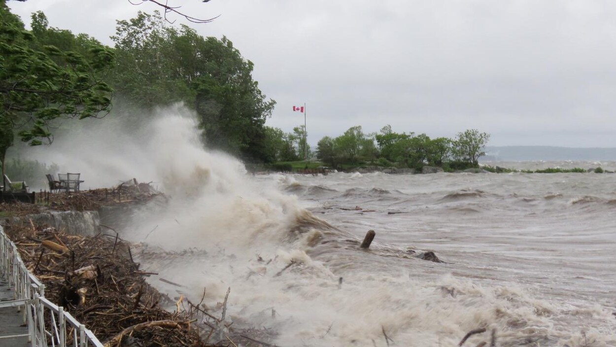 Le fleuve Saint-Laurent s'est déchaîné en raison de forts vents du nord-est. Le fleuve Saint-Laurent s'est déchaîné en raison de forts vents du nord-est.