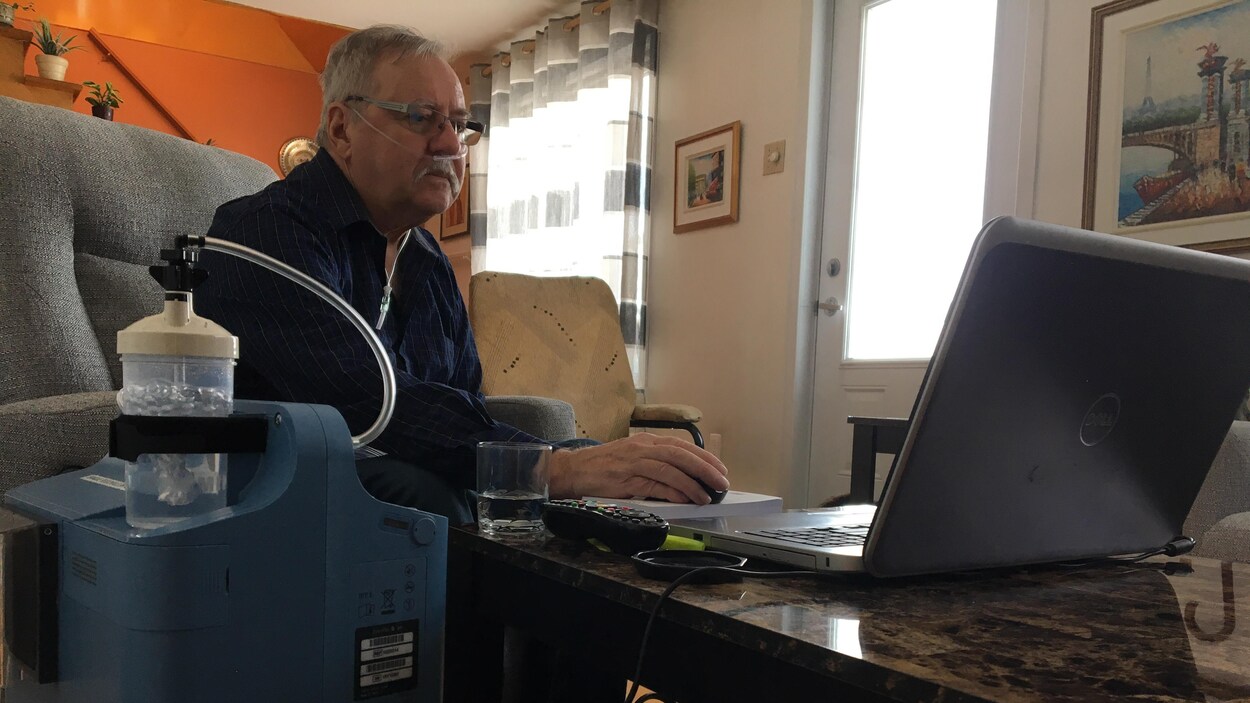 Un homme navigue sur son ordinateur. Un homme navigue sur son ordinateur.