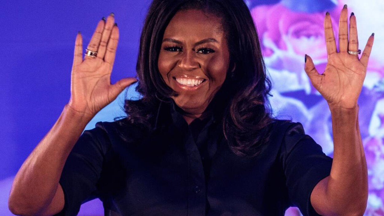 Michelle Obama, les deux mains en l'air.
