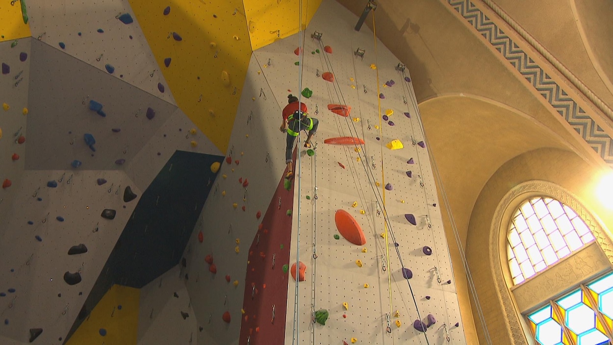 Un grimpeur sur le mur d'escalade.