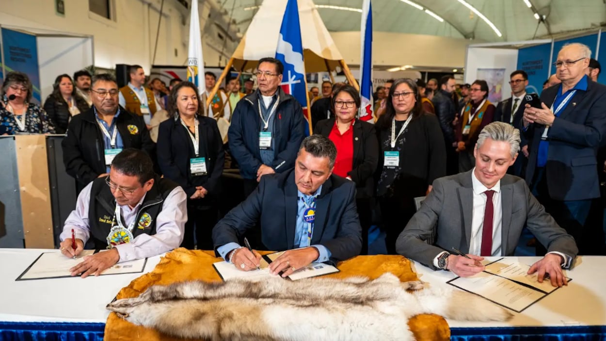 Corridor Arctique : une entente signée entre Tłı̨chǫs, Dénés Yellowknives et T.N.-O.