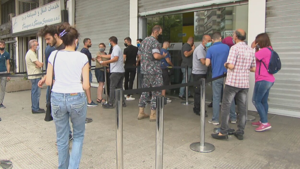 Des Libanais font la fil devant une agence de Western Union à Beyrouth