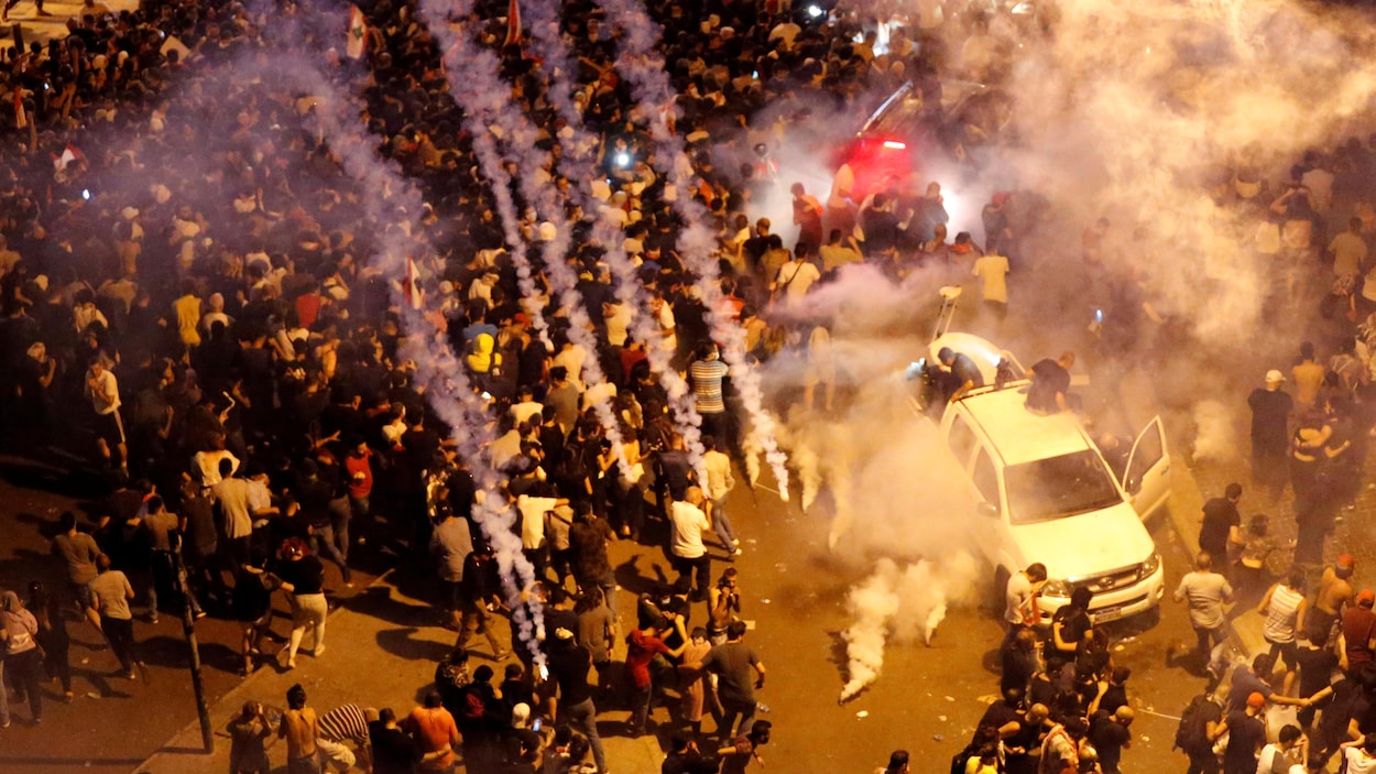 Une foule de manifestants reçoit des gaz lacrymogènes.