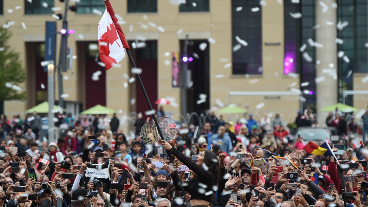 Bianca Andreescu a fait son entrée en brandissant un drapeau canadien au milieu de la foule.
