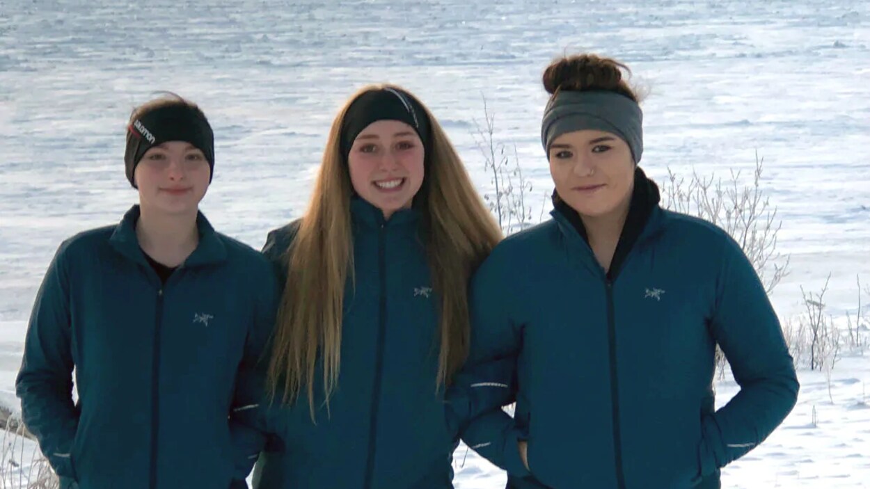 Les athlètes Autumn Gilroy, Tamara Chisholm et Sommer Wiley se tiennent debout les unes à côté des autres en regardant l'objectif de l'appareil photo.