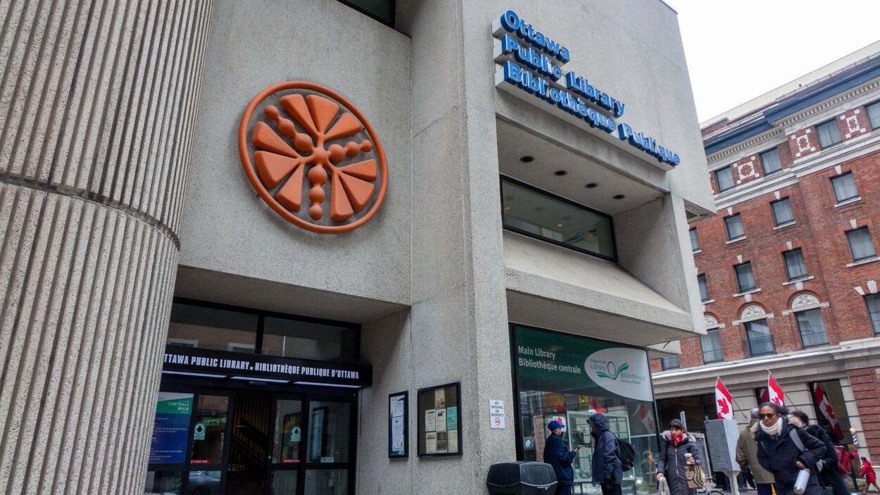 L'entrée de la bibliothèque centrale d'Ottawa.