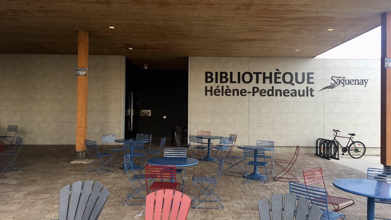 Le devant de la bibliothèque Hélène-Pedneault