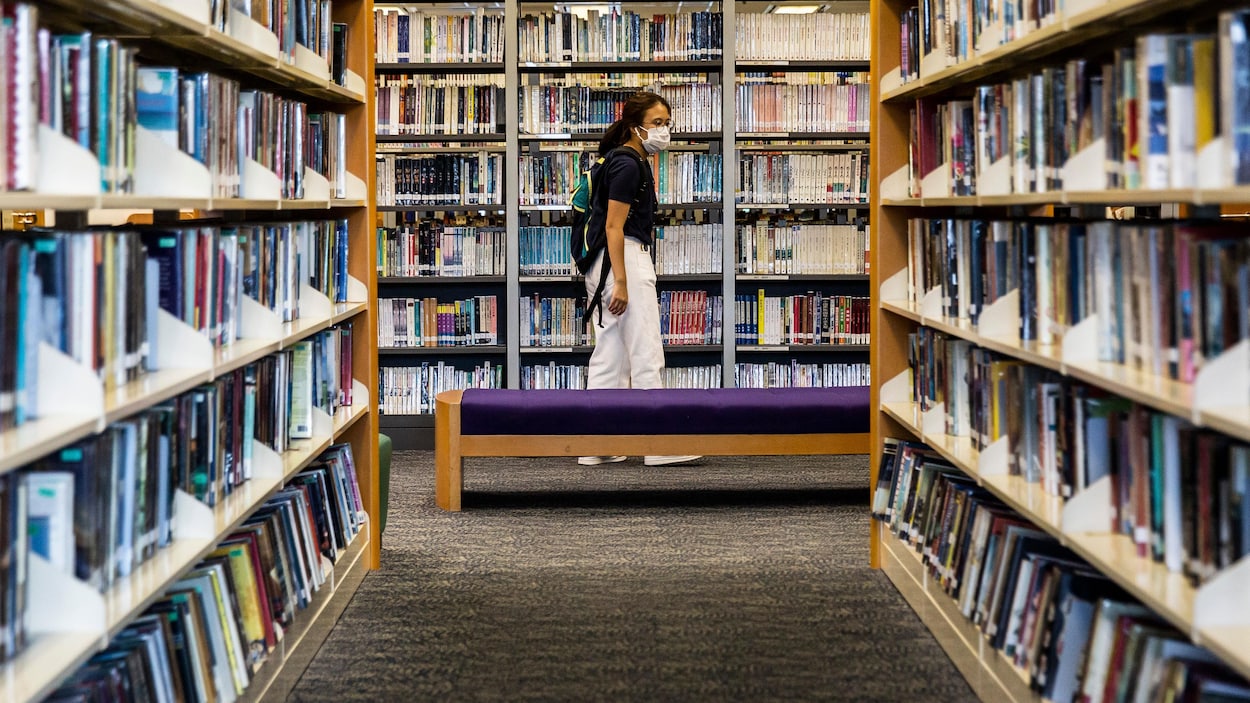 Une femme dans une bibliothèque publique de Hong Kong.