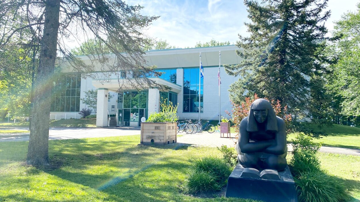 Façade de la bibliothèque.