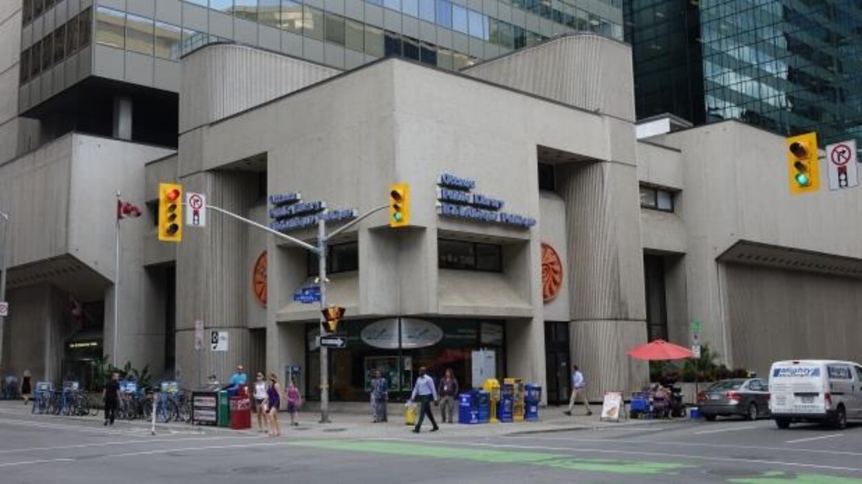 La façade de la Bibliothèque publique d'Ottawa au croisement de la rue Metcalfe et de l'avenue Laurier ouest.
