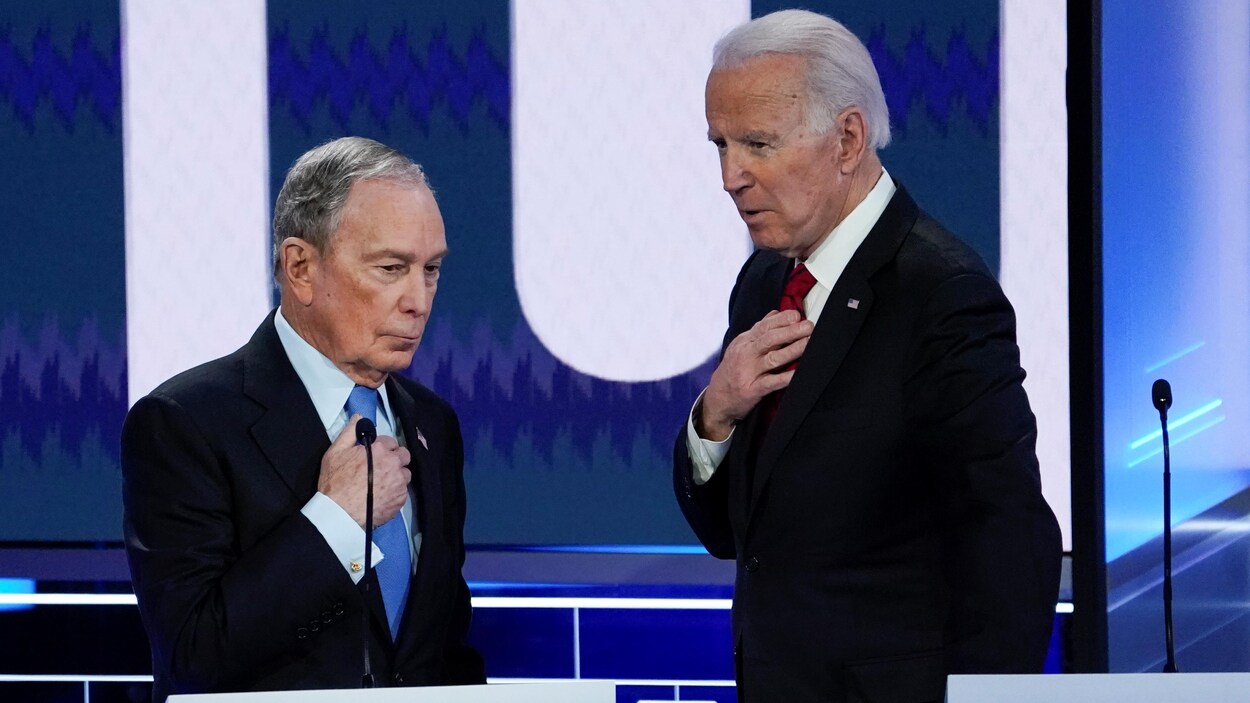 Les deux hommes sont debout, l'un à côté de l'autre. 