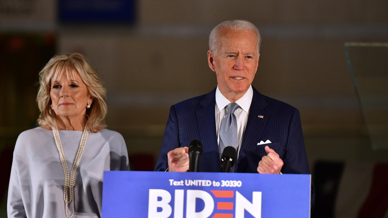 Les poings fermés, Joe Biden, aux côtés de sa femme, la Dre Jill Biden, s'adresse à un petit groupe de partisans en Pennsylvanie.